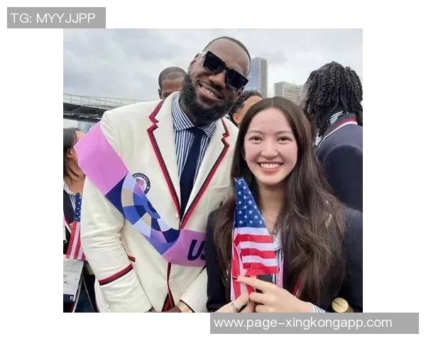 詹姆斯户外活动与三位美女合影俏皮吐舌嫂子知道吗