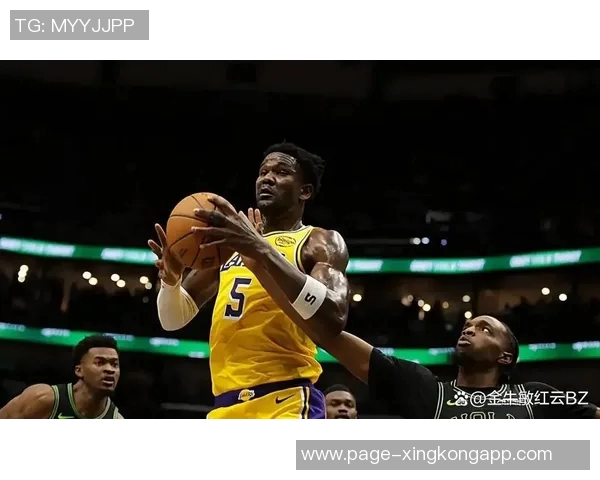 艾顿本季面对顶级内线表现出色7战全胜场均18分10篮板命中率高达72